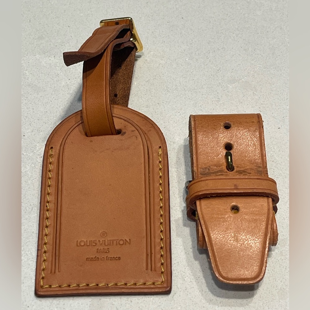 ❣️ Authentic Louis Vuitton hangtag & poignant.